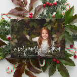 Script Letters & Stars Weihnachtsfeiertag Foto Feiertagskarte<br><div class="desc">Feiern Sie die Saison mit dieser modernen und einfachen Urlaubskarte von Cali Graphics. Auf der Vorderseite dieser Weihnachtskarte befindet sich ein Foto, das Sie selbst auswählen können. Am Ende der Karte befindet sich der Gruß Ihrer Wahl, der in einem stilvollen Signaturskript geschrieben ist. Es gibt ein schwarzes Ober-Overlay auf dem...</div>