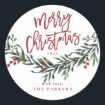 Script Merry Christmas Greenery Runder Aufkleber<br><div class="desc">Ein festlicher,  rot,  grün und weiß fröhlicher Weihnachtsgeschenkaufkleber,  Gustenaufkleber oder Umschlaggehäuse mit fett formatierter Schrift und Aquarellgrün mit Blätter und Beeren.</div>