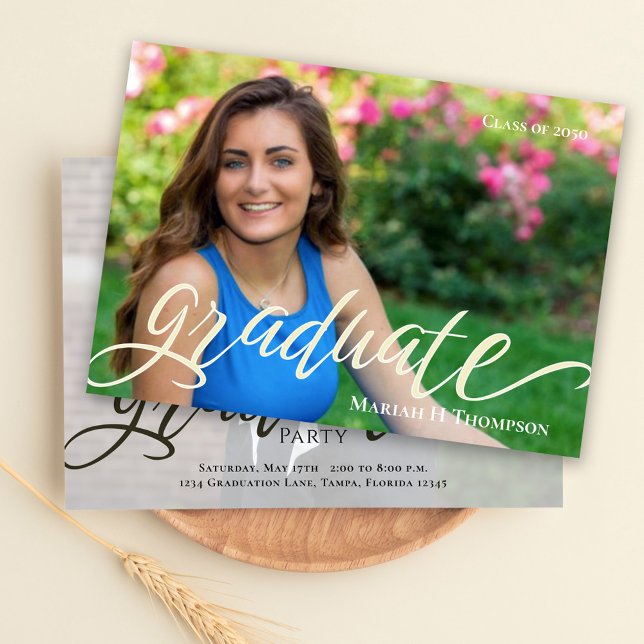 Script Modèle photo simple moderne (Modern simple graduation photo card with elegant script, perfect for announcements and keepsakes.)
