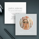 Script Modern Dusty Gray Blue Foto Social Media Telefonnummerkarte<br><div class="desc">Die moderne und schicke Visitenkarte/Visitenkarte präsentiert Ihr Foto in einem Instagram-Stil-Kreis auf einer hellgrau-blauen Kulisse,  neben Ihrem Namen in handgeschriebener Schrift-Kalligrafie. Auf der Rückseite ist viel Platz für Social Media Handler und andere Kontaktinformationen.</div>