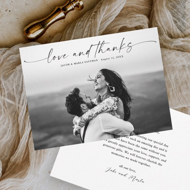 Script moderne Photo Mariage Amour et Merci (Love and thanks script photo wedding thank you card with simple handwritten typographic overlay.)