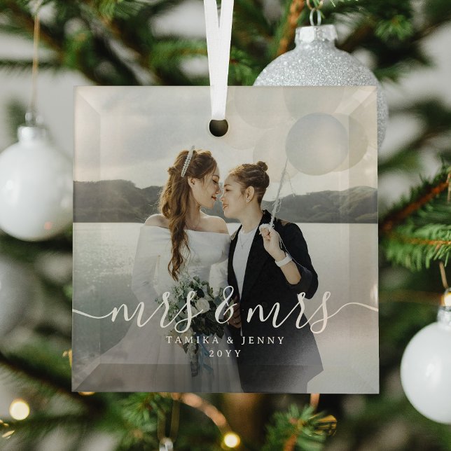 Script Mrs & Mrs Newlyweds Photo Christmas Ornament Aus Glas (Von Creator hochgeladen)