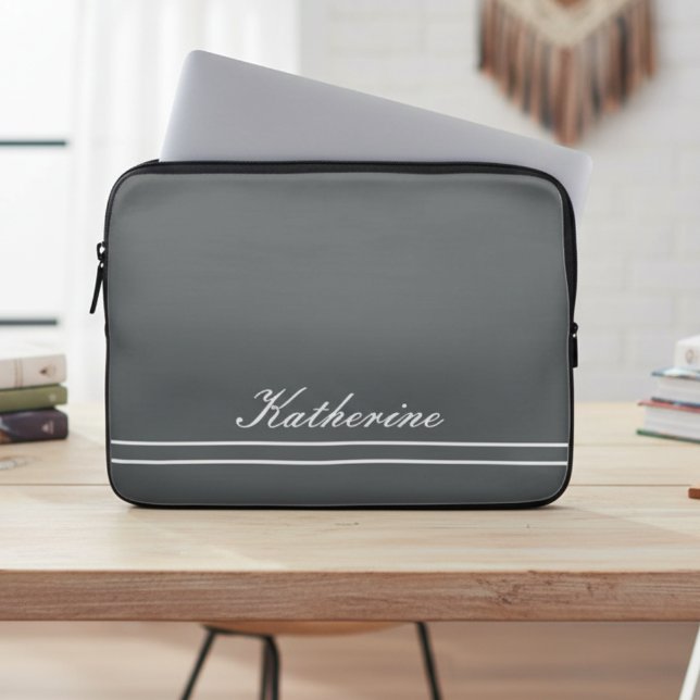 Script Name Minimalist Charcoal Gray Laptopschutzhülle (Von Creator hochgeladen)