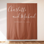 Script Terracotta Wedding Foto Booth Hintergrund Wandteppich<br><div class="desc">Mit seinem schicken Typografie-Skript kann diese schicke Foto-Standlandschaft mit Ihren Namen und einem besonderen Datum personalisiert werden. Entwickelt von Thisisnotme©</div>