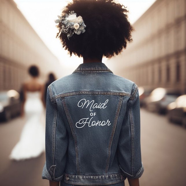 Script-Trauzeugin Jeansjacke (black girl wearing a denim jacket with the message "maid of honor")