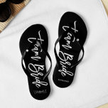 Script Typografie "Team Bride" Flip Flops<br><div class="desc">Personalisierte Brautparty-Flip-Flops mit einer stilvollen und trendigen Schrift-Typografie. Passen Sie mit dem Monogramm der Braut und des Bräutigams, dem Hochzeitsdatum und dem Namen der Brautjungfrau für ein freundliches Design an! Suchen Sie nach einer benutzerdefinierten Farbe? Kein Problem! Senden Sie einfach Ihre Anfrage an heartlockedstudio unter gmail dot com und wir...</div>