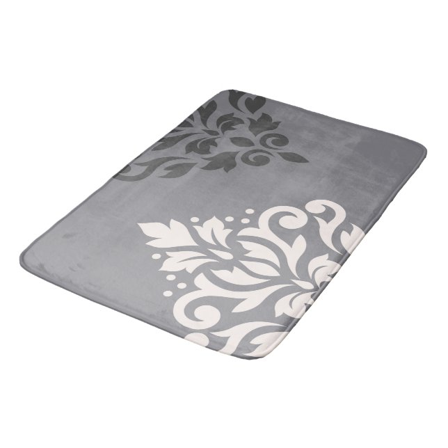 Scroll Damask Art I Cream & Gran Badematte (Schrägansicht)