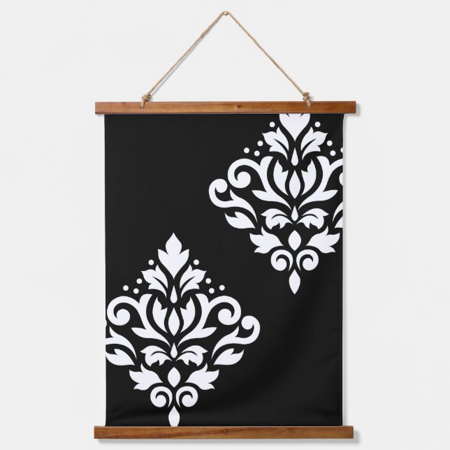 Scroll Damask Art I White Wandteppich Mit Holzrahmen (Vorderseite)