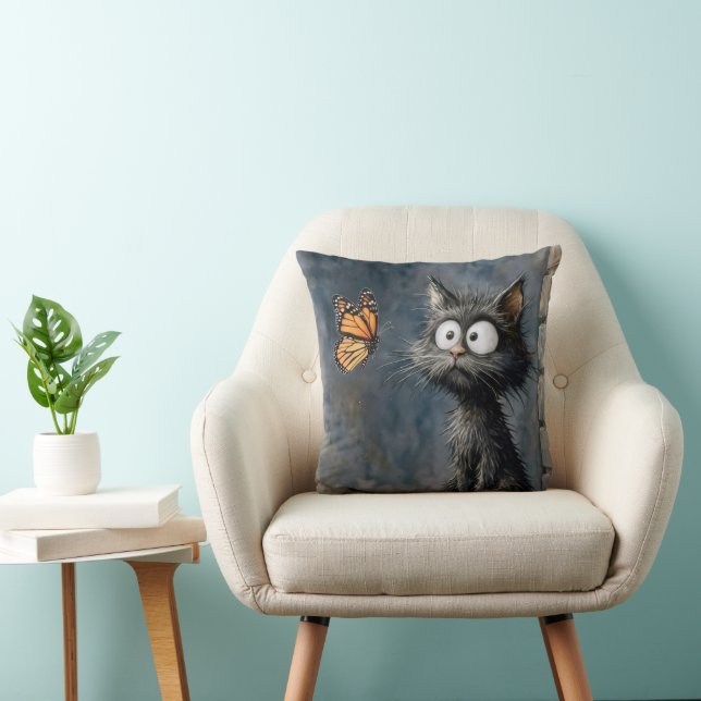 Scruffy Cat Staring at a Butterfly Kissen (Stuhl )