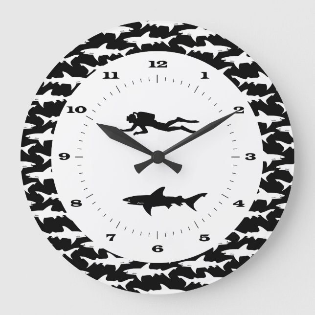 Scuba Diver and School of Sharks Gefahrenzone Große Wanduhr (Vorderseite)