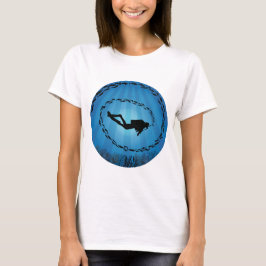 Scuba Diver in einem Fischschuss unter Wasser T-Shirt