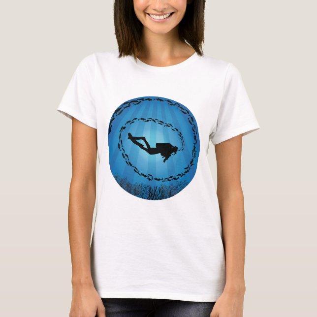 Scuba Diver in einem Fischschuss unter Wasser T-Shirt (Vorderseite)