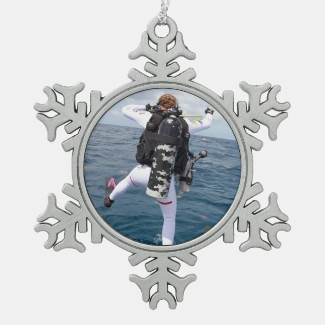 Scuba Diver Jump Schneeflocken Zinn-Ornament (Vorderseite)