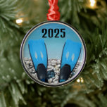 Scuba Diving Fins auf dem Beach Ornament<br><div class="desc">Das Bildpaar der Tauchfinen steht auf einem felsigen Strand gegen einen blauen Himmel und Ozean macht dieses Ornament zu einem einzigartigen und unterhaltsamen Geschenk für alle Taucher,  das Jahr kann leicht geändert oder entfernt werden.</div>