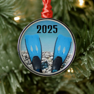 Scuba Diving Fins auf dem Beach Ornament Aus Metall