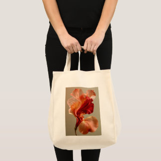 Sculpturale rote und pfirsichfarbene Blumenfeinbil Tragetasche
