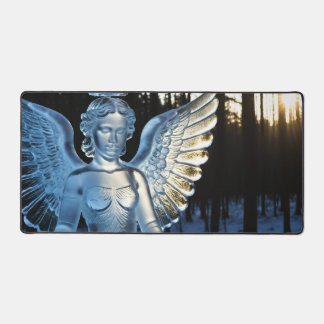 Sculpture de glace Angel en Forêt d'hiver au couch