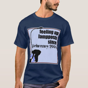 Se sentir vers le haut du T-shirt de lampadaires