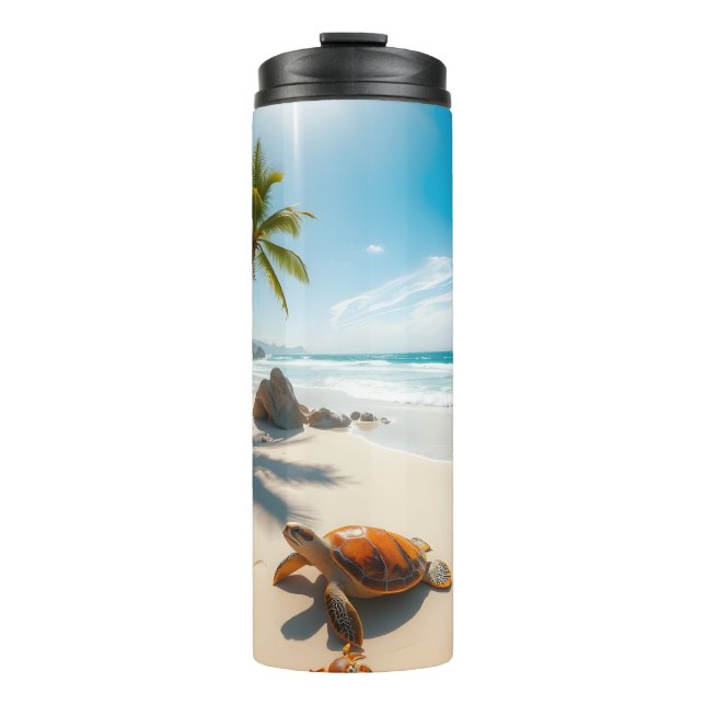 Sea  Crabs on Tropical Beach – Serene Ocea Thermosbecher (Vorderseite)