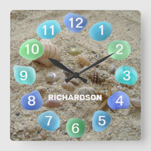 Sea Glass and Seashells on Beach Sand Personalized Quadratische Wanduhr
