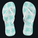Sea Turtle on Ocean Blue Nautical Wedding Flip Flops<br><div class="desc">Ein niedliches nautisches Muster von Aqua-Blue-Meeresschildkröten auf hellen Ozeanblau mit weißen Streifen. Das unter dem Meeresthema macht die perfekte Hochzeitsreise für die frisch vermählten Brautpaare mit Strandhochzeiten oder für die zukünftige Frau,  die eine tropische Insel-Traum-Flitterwochen geplant hat. Diese machen auch große Brautmädchen zu Gefälligkeiten.</div>