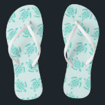 Sea Turtle on Ocean Blue Nautical Wedding Flip Flops<br><div class="desc">Ein niedliches nautisches Muster von Aqua-Blue-Meeresschildkröten auf hellen Ozeanblau mit weißen Streifen. Das unter dem Meeresthema macht die perfekte Hochzeitsreise für die frisch vermählten Brautpaare mit Strandhochzeiten oder für die zukünftige Frau,  die eine tropische Insel-Traum-Flitterwochen geplant hat. Diese machen auch große Brautmädchen zu Gefälligkeiten.</div>