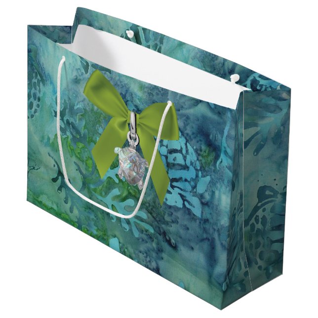 Sea Turtles Batik Große Geschenktüte (Vorderseite Schrägansicht)