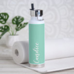 Seafoam Personalisiert Wedding Bridesmaid Trinkflasche<br><div class="desc">Verschenken Sie Ihre Hochzeitsjury mit dieser trendigen,  vakuumisolierten Wasserflasche,  die ihren Namen in weißem,  stilisiertem Schrift auf einem Meeresfarbenhintergrund trägt,  der zu Ihrem Hochzeitsfarbenschema passt. Stellen Sie die Flasche nach Belieben durch Bearbeiten und Ersetzen des Namens durch Ihren eigenen Namen ein. Wählen Sie Ihre Wasserflasche.</div>