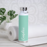 Seafoam Personalisiert Wedding Bridesmaid Trinkflasche<br><div class="desc">Verschenken Sie Ihre Hochzeitsjury mit dieser trendigen,  vakuumisolierten Wasserflasche,  die ihren Namen in weißem,  stilisiertem Schrift auf einem Meeresfarbenhintergrund trägt,  der zu Ihrem Hochzeitsfarbenschema passt. Stellen Sie die Flasche nach Belieben durch Bearbeiten und Ersetzen des Namens durch Ihren eigenen Namen ein. Wählen Sie Ihre Wasserflasche.</div>