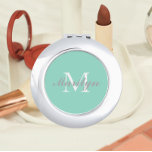 Seafoam Stylized Wedding Bridesmaid Monogram Taschenspiegel<br><div class="desc">Ein personalisierter Kompaktspiegel für Ihre Hochzeitsfrau oder Trauzeugin,  der ihren Anfangs- und Namen auf einem trendigen,  maritimen Hintergrund stilisiert. Bearbeiten,  um Initial und Namen zu ersetzen. Wählen Sie Ihren kompakten Spiegelstil aus.</div>