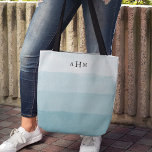 Seaglass Aqua Watercolor Ombre Monogram Tasche<br><div class="desc">Persönlich gestalten Sie diese Aquarelltasche mit Ihrem drei ersten Monogramm in schick schwarz für eine Tasche, die einzigartig für Sie ist! Die Tasche zeigt Farbbandbreite aus blass-seaglass aqua aqua, mit dem Monogramm oben in klassischer Serifenschrift. Klicken Sie auf "Anpassen", um Schriftart oder Monogrammfarben für Ihr eigenes, einzigartiges Design zu ändern!...</div>