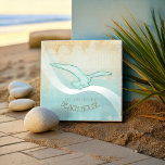Seagull Aqua Blue ID623 Fliese<br><div class="desc">Diese Keramik Kachel-Design in den sanften Farben von Meer und Sand ermöglicht es Ihnen, einfach Ihren eigenen Namen und Text mit der bereitgestellten Vorlage hinzuzufügen. Das einfache seaguläre Bild auf einem beängstigenden, wasserfarbenen Hintergrund wird durch einen Wellenakzent in Aqua und Weiß hervorgehoben. Wenn Sie nicht das Glück haben, ein Strandhaus...</div>