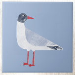 Seagull Bird Blue Fliese<br><div class="desc">Eine lustige und freche schwarzköpfige Möwe,  die vom Ozean stehend ist. Ideal für diejenigen,  die die Liebe der Küste. Originelle Kunst von Nic Squirrell.</div>