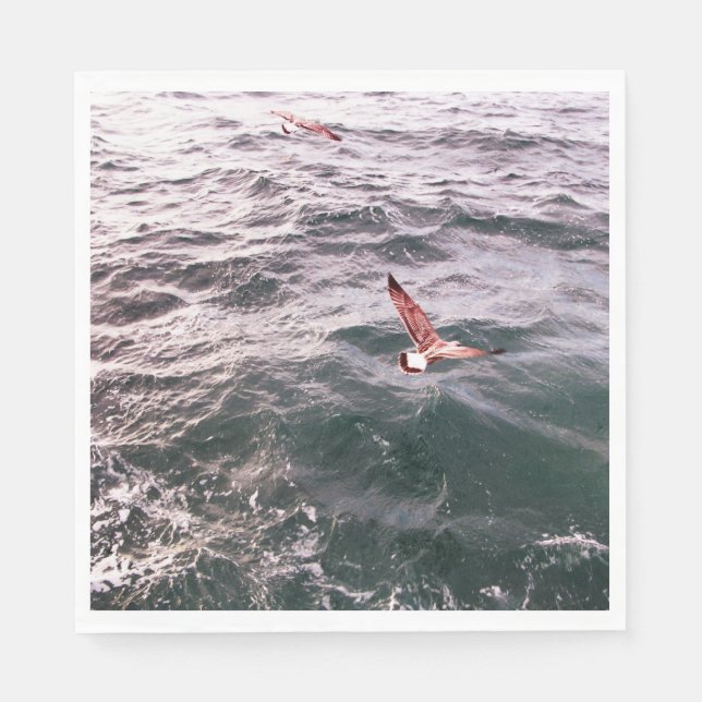 SEAGULL FLIEGT ÜBER DEN MEERESWELLEN SERVIETTE (Vorderseite)