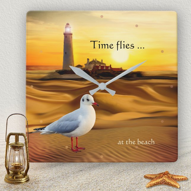 Seagull Lighthouse Beach Sunset Wall Clock Quadratische Wanduhr (Wall clock featuring a beach with lighthouse at sunset with a beautiful seagull)