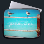 Seagull Vögel Türkisblaue Ozeane Foto Good Vibes Laptopschutzhülle<br><div class="desc">Immer wenn man diese verspielte Fotografie benutzt, ist der Laptop-Ärmel aus fröhlichen, weißen und grauen Möwen, die sich auf einem Seilzaun Set gegen den türkisfarbenen Ozean entspannen, gut sichtbar. Dieser Ärmel ist in drei Größen erhältlich: 15", 13" und 10". Ein tolles Geschenk für jemanden, der etwas Besonderes ist! Sie können...</div>