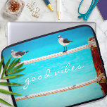 Seagull Vögel Türkisblaue Ozeane Foto Good Vibes Laptopschutzhülle<br><div class="desc">Immer wenn man diese verspielte Fotografie benutzt, ist der Laptop-Ärmel aus fröhlichen, weißen und grauen Möwen, die sich auf einem Seilzaun Set gegen den türkisfarbenen Ozean entspannen, gut sichtbar. Dieser Ärmel ist in drei Größen erhältlich: 15", 13" und 10". Ein tolles Geschenk für jemanden, der etwas Besonderes ist! Sie können...</div>
