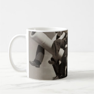 SEAMEN AUF EINER NAVAL GUN STABILEN SEAMAN DAVID R KAFFEETASSE