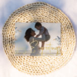 Seas and Greetings Beach Theme Foto Sand Folien Feiertagskarte<br><div class="desc">Die niedliche "Seas and Greetings" Foto-Urlaubskarte verfügt über eine komplette Foto-Front mit echter Folie "Sea and Greetings" Skript,  und Ihren Namen und das Jahr. Zwei warme Seageln umgeben Ihr Foto. Der Rücken ist massiv,  weich und weich.</div>