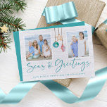 Seas and Greetings Seashell Ornament Holiday Foto Feiertagskarte<br><div class="desc">Seas and Greetings Seashell Ornament Holiday Foto von Christmas Cards featuring turquoise blue and sandy tan shell ornaments hanging from sailing jute rope with elegant typography. Add two of your fotos and a personal message for a fun nautical holiday card. Please contact us at cedarandstring@gmail.com if you need assistance with...</div>