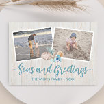 Seas & Greetings 5 Foto Beach Vacation Seashells Feiertagskarte<br><div class="desc">Nutzen Sie 5 Ihrer Lieblings-Strandurlaub-Fotos, um eine schöne Weihnachtskarte zu kreieren. "Seas and Greetings" ist auf der Vorderseite mit Ihrer individuellen Nachricht am unteren Ende eines hellen, Küstenwalzdrucks. Muscheln und Seesterne betonen Ihre Fotos zum Thema Strand. Auf der Rückseite befindet sich auch der Holzdruck mit Platz für drei Fotos und...</div>
