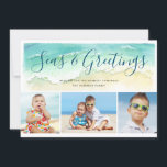 Seas & Greetings Beach Foto Urlaubskarte Einladung<br><div class="desc">Senden Sie die Grüße der warmen Jahreszeit mit dieser Weihnachtskarte zum Thema Strand. Die Küstenurlaub-Fotokarten verfügen über eine Meeresfarbenwelle an einem Sandstrand. Hübsches Skript liest "Seas & Greetings" in blau-grün kalligraphischen Schriftzeichen. Drei Foto befinden sich unterhalb der bemalten Welle. Fügen Sie zum Personalisieren Ihre Namen und drei Lieblings-Fotos hinzu.</div>