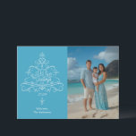 Seas & Greetings Beach Foto Weihnachten<br><div class="desc">Seas & Greetings Beach Foto Weihnachtskarte. Ein Baumdesign mit Schnörkeln und Wellen mit dem Text "Seas & Greetings". Sie können Ihre eigene Hintergrundfarbe wählen,  um Ihr Foto zu ergänzen. Personalisieren Sie die Vorlage mit dem Jahr und Ihrer Unterschrift.</div>