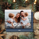Seas & Greetings Family Foto Weihnachtskarte Feiertagskarte<br><div class="desc">Feiern Sie die Urlaubssaison mit einer Drehung an der Küste mit unserer Seas & Greetings Family Foto Weihnachtskarte! Diese hübsche Karte zeichnet sich durch ein wunderschönes Design aus, das Ihr beliebtes Foto in der Familie präsentiert. Dazu kommen elegante Muschelakzente, die die Ruhe am Strand wecken. Design Highlights: Personalisierte Touch: Machen...</div>