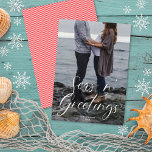 Seas n' Greetings Beach Script | Weihnachts-Foto Feiertagskarte<br><div class="desc">Diese moderne Urlaubsfotokarte verfügt über eine elegante weiße Kalligraphie-Schrift über ein vollblütiges Foto. Der Gruß auf der Vorderseite sagt "Seas n' Greetings", die es zu einem perfekten Design für jeden, der einen Strand oder ein nautisches Thema suchen. Dieses Design bietet einen Single, ein vertikales Foto auf der Vorderseite der Karte....</div>