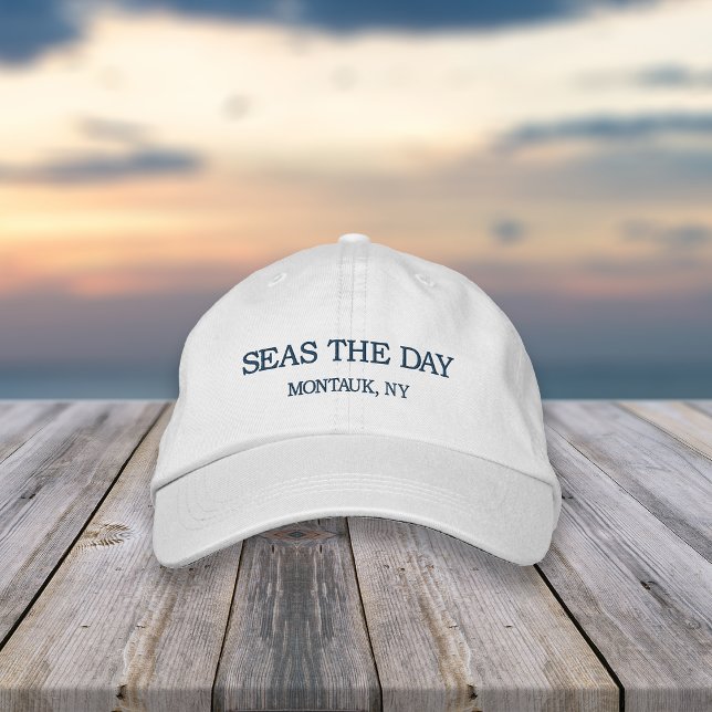 Seas the Day | Ihr Stadt- oder Strandname Bestickte Kappe (Von Creator hochgeladen)