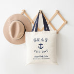 Seas the Day | Personalisierter Familienurlaub Tragetasche<br><div class="desc">Ahoy! Set segeln mit unserem schicken nautischen Tote-Taschendesign mit "Sea the Day" in marineblau Schriftzeichen,  die um die Ankerillustrierung eines Schiffes kreisen. Personalisieren Sie mit Ihrem Familiennamen und/oder Veranstaltungstyp,  dem Datum und dem Ziel unten,  um ein einzigartiges Souvenir für Familienurlaub,  Ausflüge oder Kreuzfahrten zu schaffen.</div>