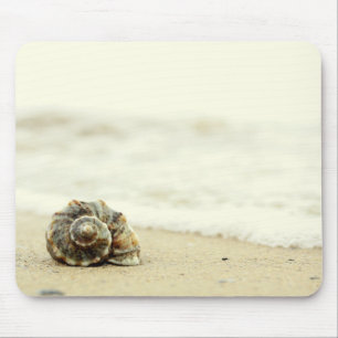 Seashell allein auf Strand Mousepad