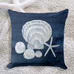 Seashell Beach House Marine Starfish Sand Dollar Kissen<br><div class="desc">Seashell Beach House Marine Starfish Sand Dollar. "Summer Seas" ist eine komplette Kollektion von Strand, Küstenkunst inspiriert von Audrey Jeanne Roberts, einem international bekannten Künstler und Designer. Große Scallop-Muschel ist mit einem Trio aus Sand und einem Seestern mit weißem Finger gepaart. Diese Kollektion hat ein Vintages, naturbelassenes, weißes Holz mit...</div>