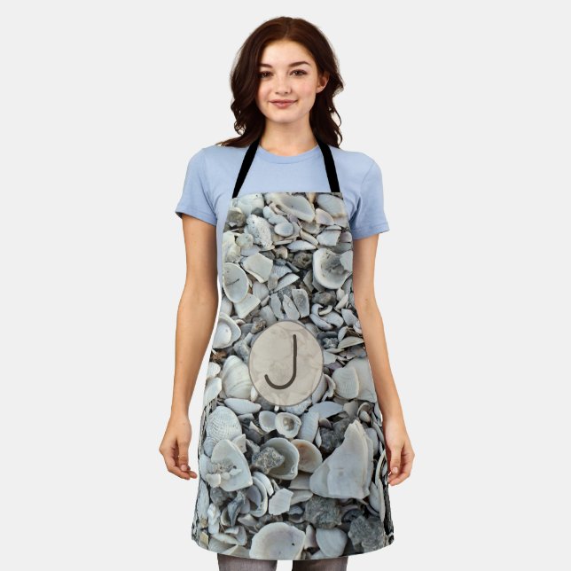 Seashell Drift Monogram Accent Schürze (Getragen)